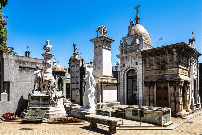 A arte funerária do cemitério da Recoleta irá surpreendê-lo