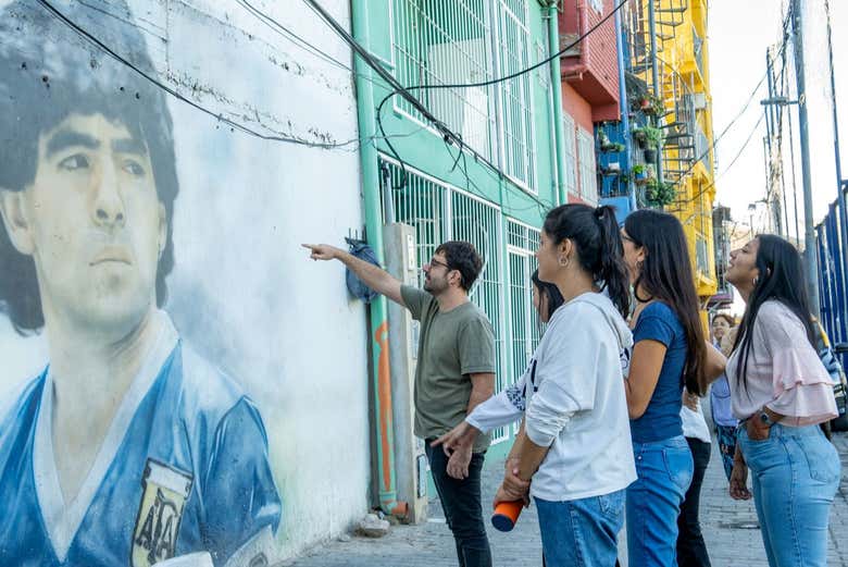 Ante un mural de Maradona