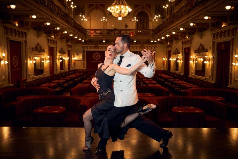 Um casal dançando tango no palco