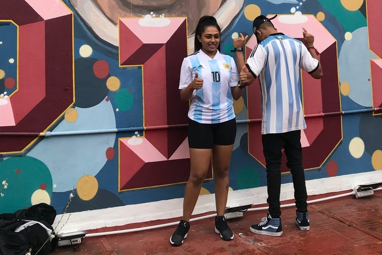 Visitando un mural dedicado a Maradona