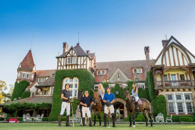 Preparados para jugar al polo en la Estancia Villa María