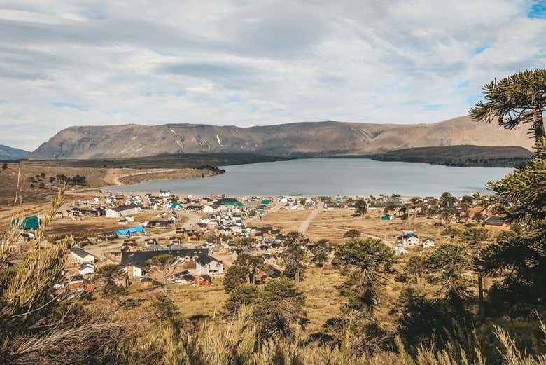 Vista de algunas casas de Caviahue y Laguna Escondida