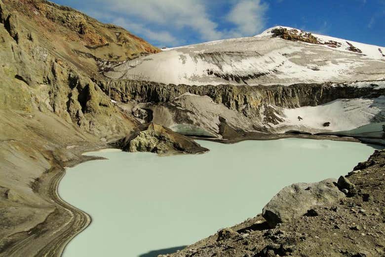 La laguna en el cráter del volcán Copahue