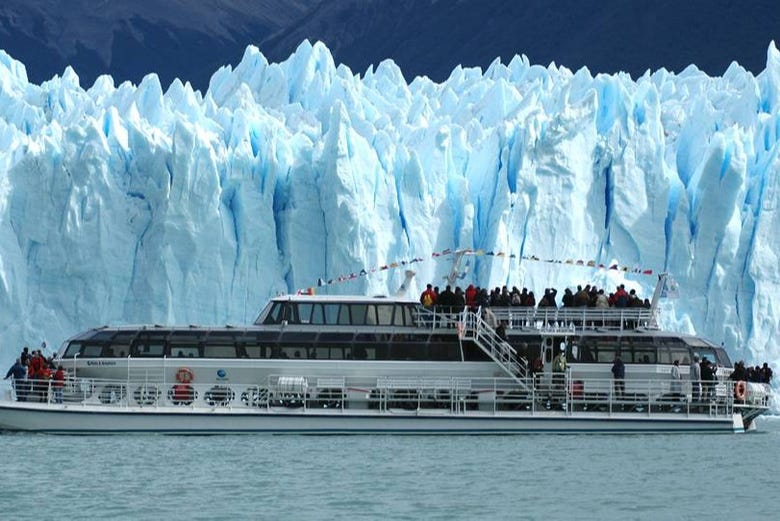 Glacier crossing by the Perito Moreno