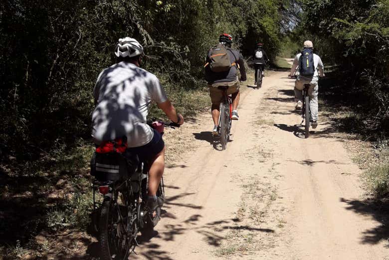 Recorriendo en bicicleta la zona de la laguna Oca