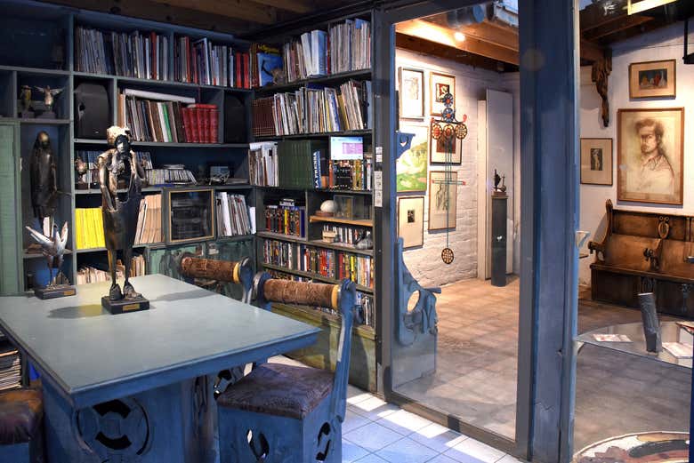 Visit Roberto Rosas' library