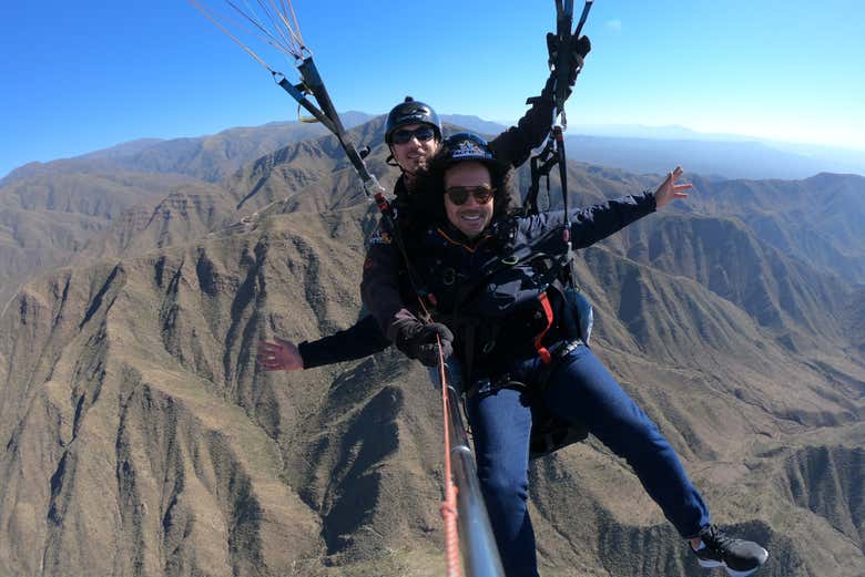 Disfrutando de la experiencia en parapente