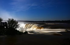 Cataratas de Iguazú con luna llena