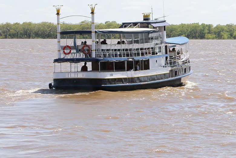 Vista de la embarcación surcando las aguas del río Paraná