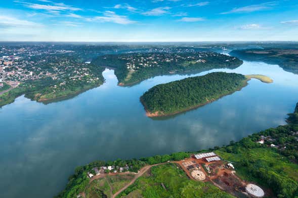 Passeio de barco pelos rios Paraná e Iguaçu