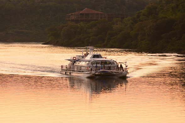 Paseo en catamarán al atardecer