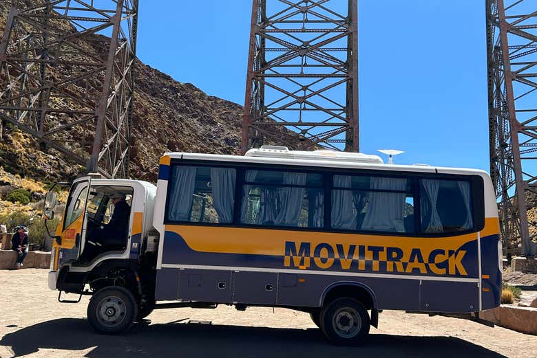 Veremos las vías del Tren de las Nubes desde una camioneta