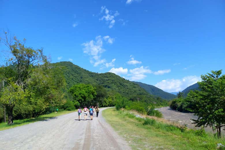 Início da trilha ao lado do rio Lules