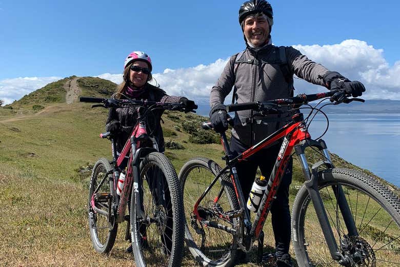 Posando com bicicletas na Reserva Natural Playa Larga