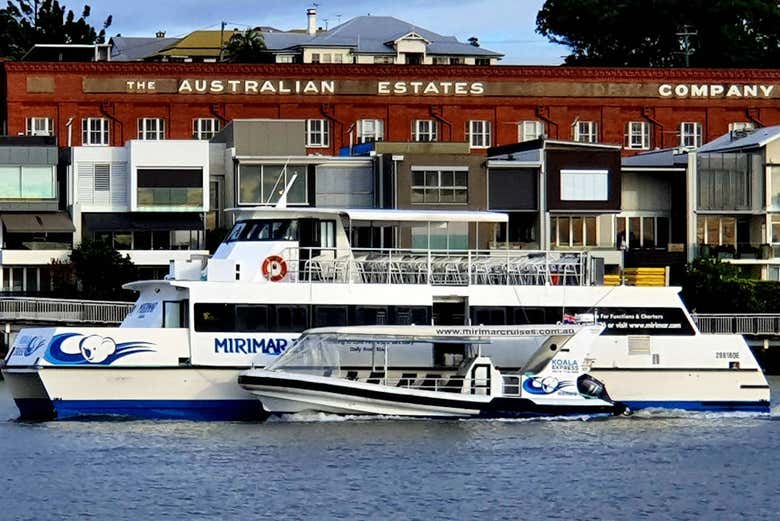 Desfrutando do passeio de barco por Brisbane