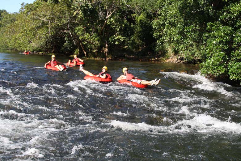 Practicando tubing en la selva de Cairns