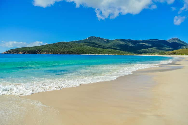 Praia de areia branca de Wineglass Bay