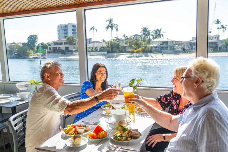 Disfrutando de la comida en el interior del barco