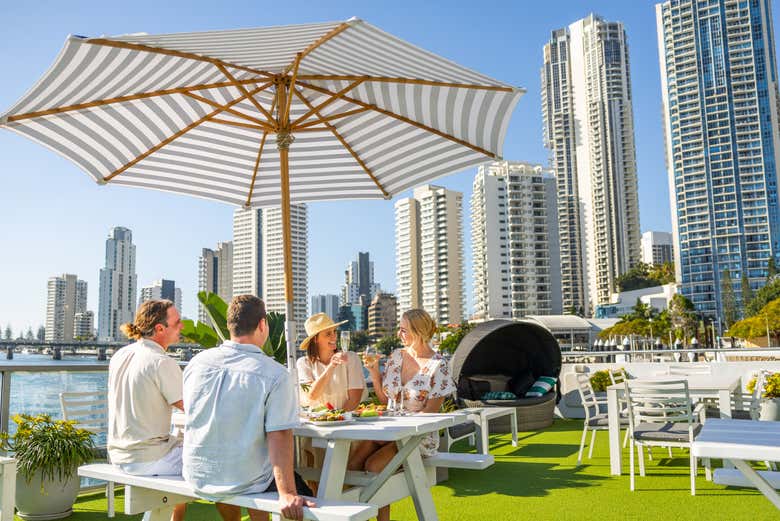 Disfrutando del almuerzo en el exterior del barco