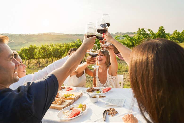 Disfrutando de una cata de vinos