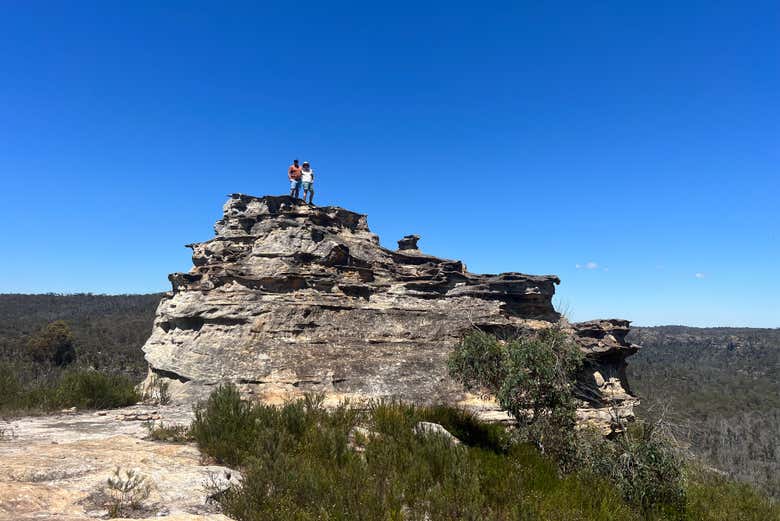 Due turisti in cima a una formazione rocciosa