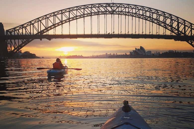 Remando nos caiaques ao amanhecer