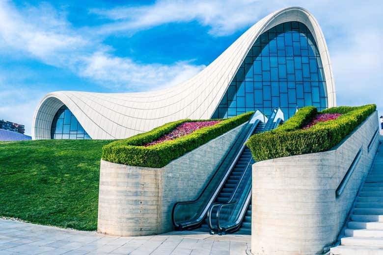 L'edificio futurista di Heydar Aliyev