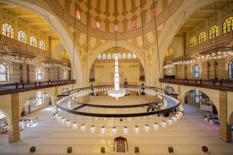 Interior de la Gran Mezquita Al-Fateh