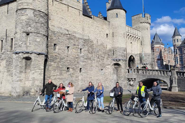 En bicicleta junto al castillo de Steen