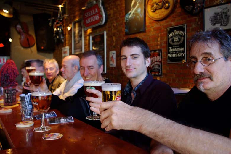 Brindando en un pub de Amberes