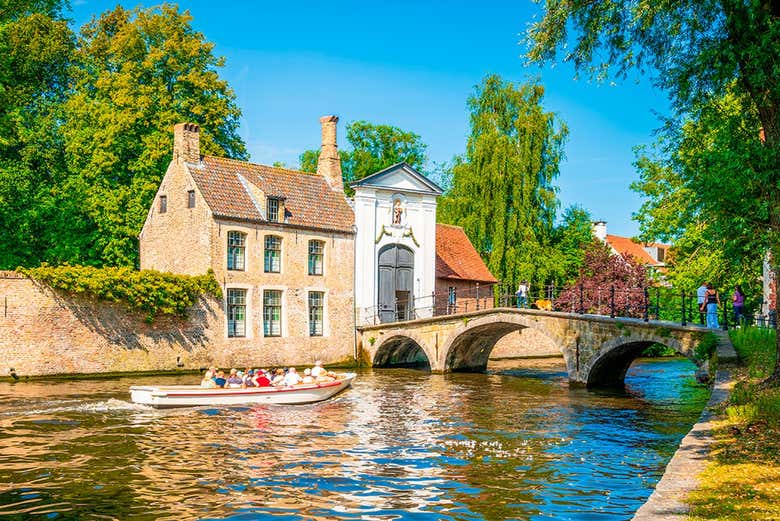 Disfrutando de un paseo en barco por Brujas