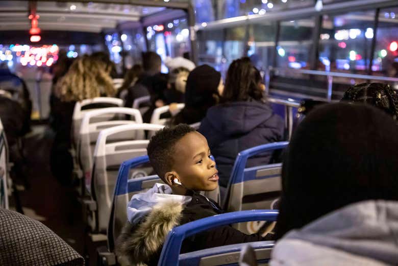 Contemplando las luces de Navidad de Bruselas desde el autobús