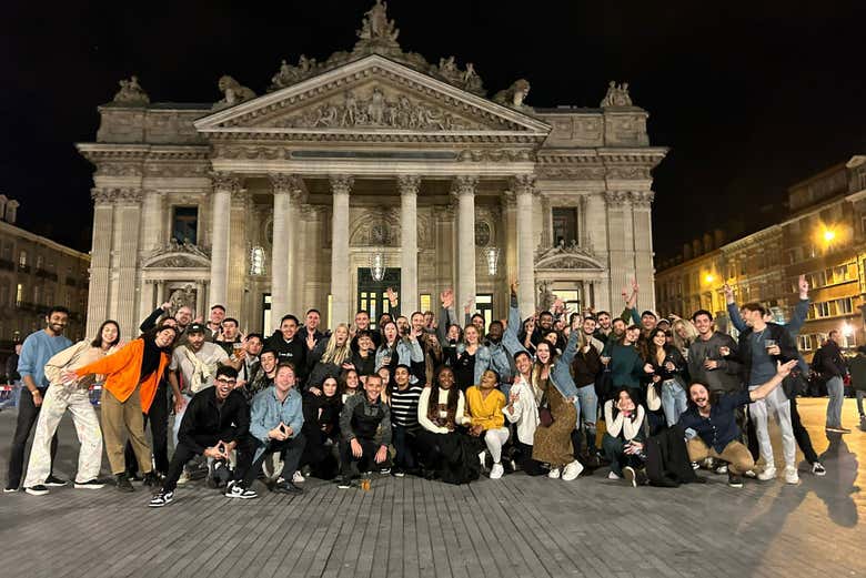 Desfrutando do Pub Crawl em frente à Bolsa de Bruxelas