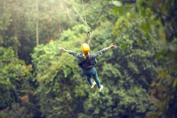 Tirolesa e cave tubing no Parque Jaguar Paw