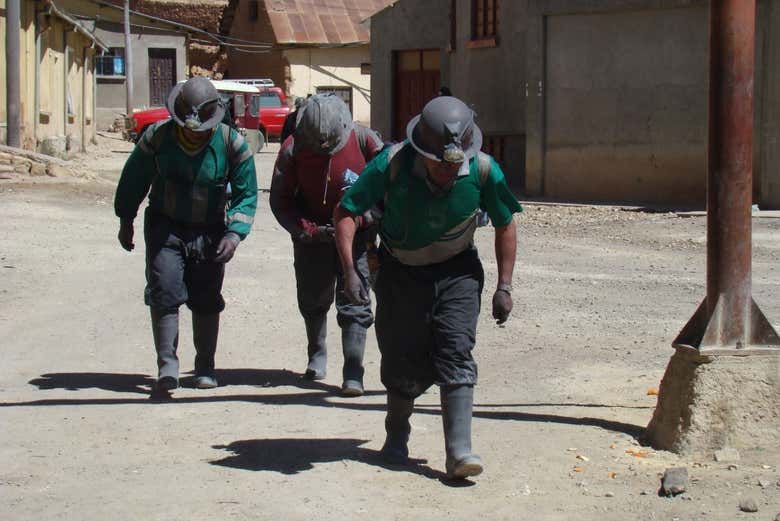 Mineros saliendo de la mina