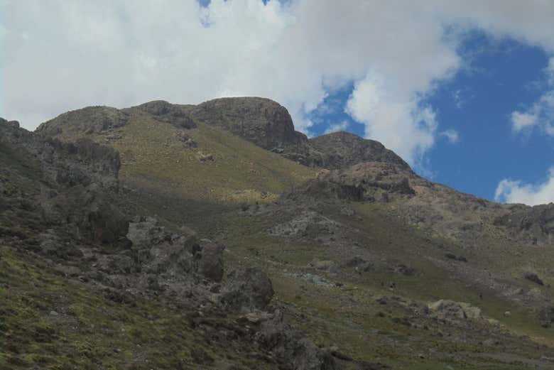 Cerros rodeando las lagunas Kari Kari