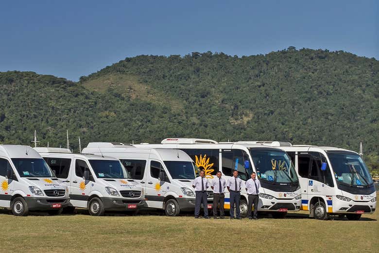 Veículos para o transfer a Paraty