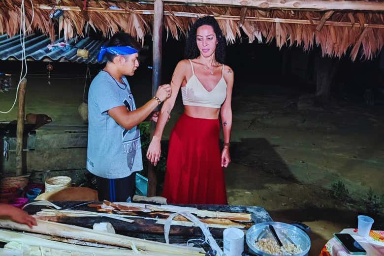 Un hombre indígena guaraní ejerciendo de pintor corporal