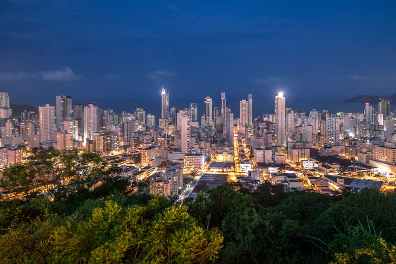 Panorámica nocturna de Balneario Camboriú