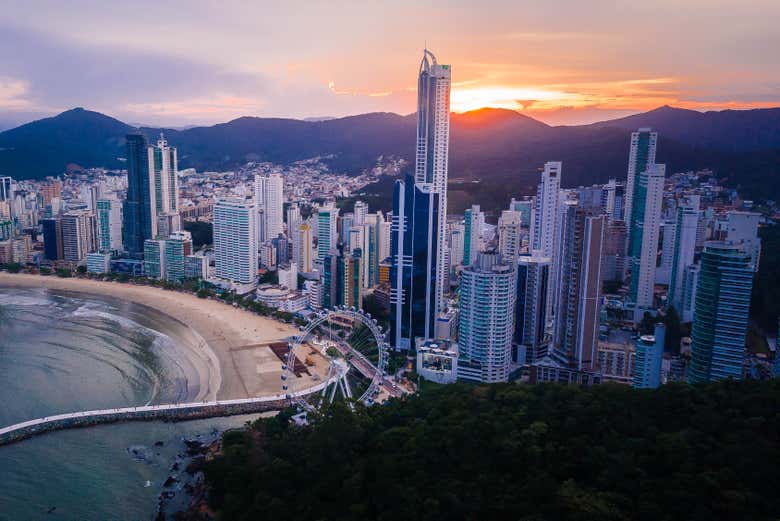 Vista panorâmica da roda-gigante de Balneário Camboriú 