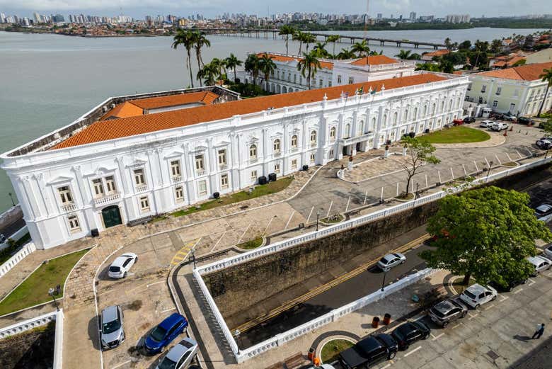 Panorámica de un edificio histórico y la costa