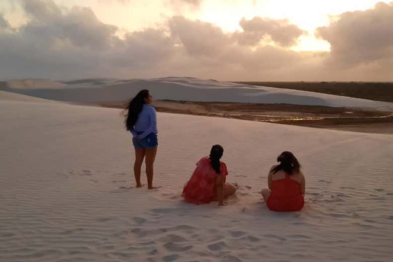 Amigas desfrutando do nascer do sol