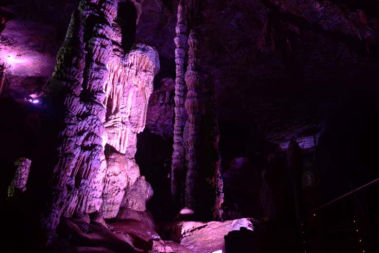 Colunas esculturais únicas da Gruta Rei do Mato