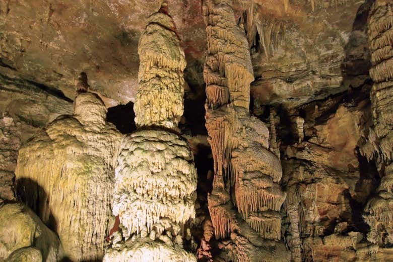 Figuras desenhadas pelo tempo na Gruta Rei do Mato