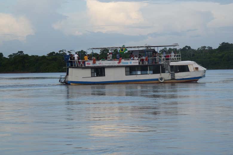 Embarcação da travessia pelo rio Branco