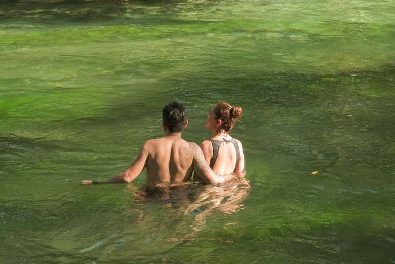 Disfrutando de un baño en el balneario Refúgio da Barra