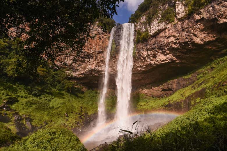 Visit the breathtaking Caracol waterfall