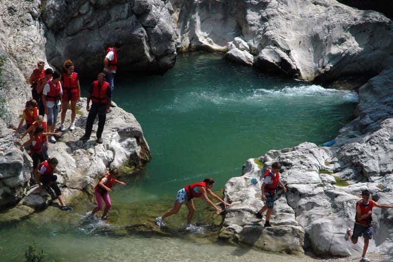 Cruzando águas cristalinas