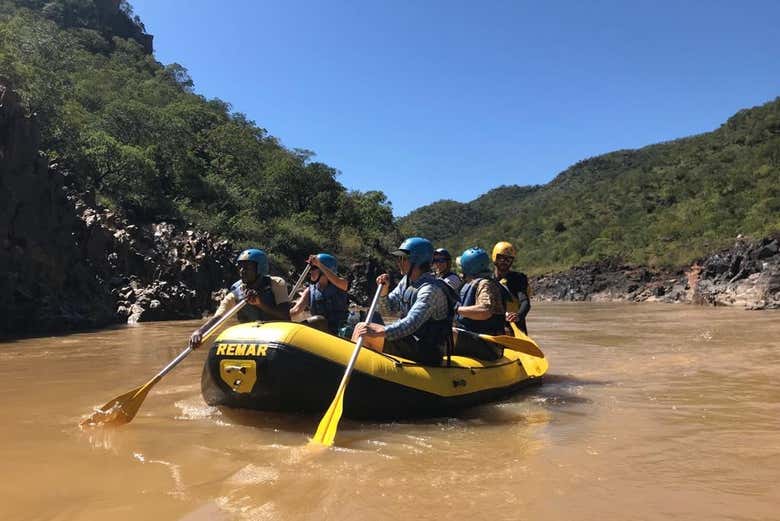 Practicando rafting en la Chapada dos Veadeiros