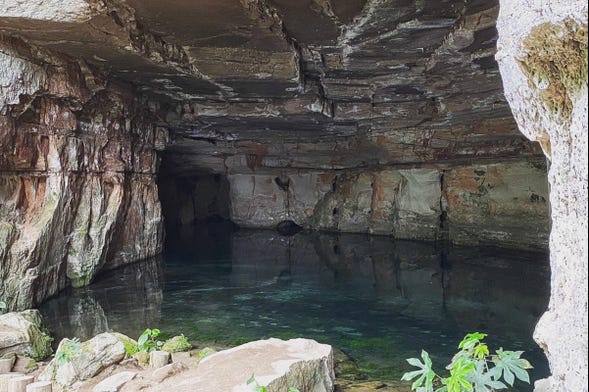Trilha pelas cavernas da fazenda Água Fria e gruta da Lagoa Azul